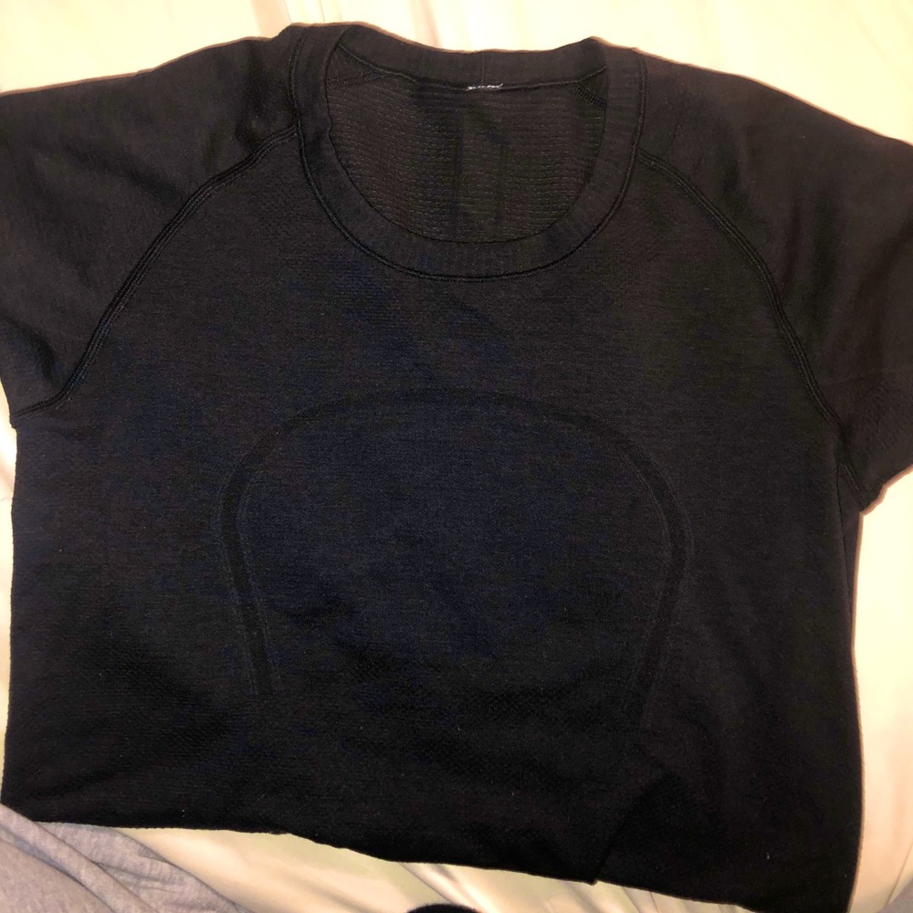 Lululemon Women’s Black Fitted Tee